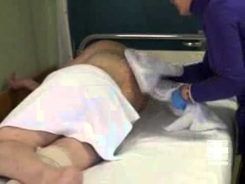 Vídeo cuidador. Higiene paciente inmovilizado: Espalda