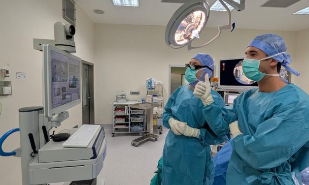 Telecirugía en una intervención pionera de prótesis osteointegrada